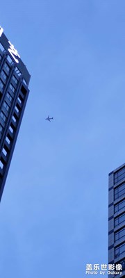 酒店上空的飛機