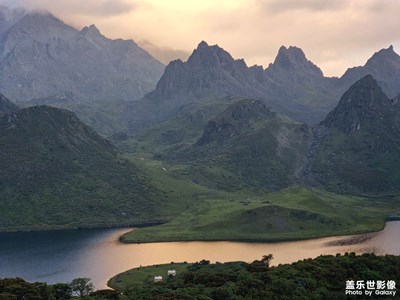 哈巴雪山黑湖徒步新線
