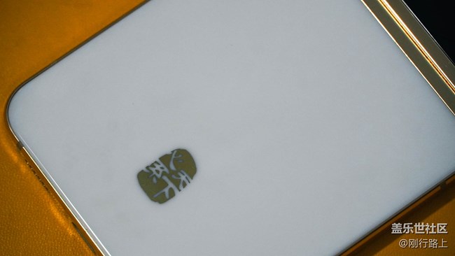 三星W24 Flip背板，展現(xiàn)了非凡的耐用性