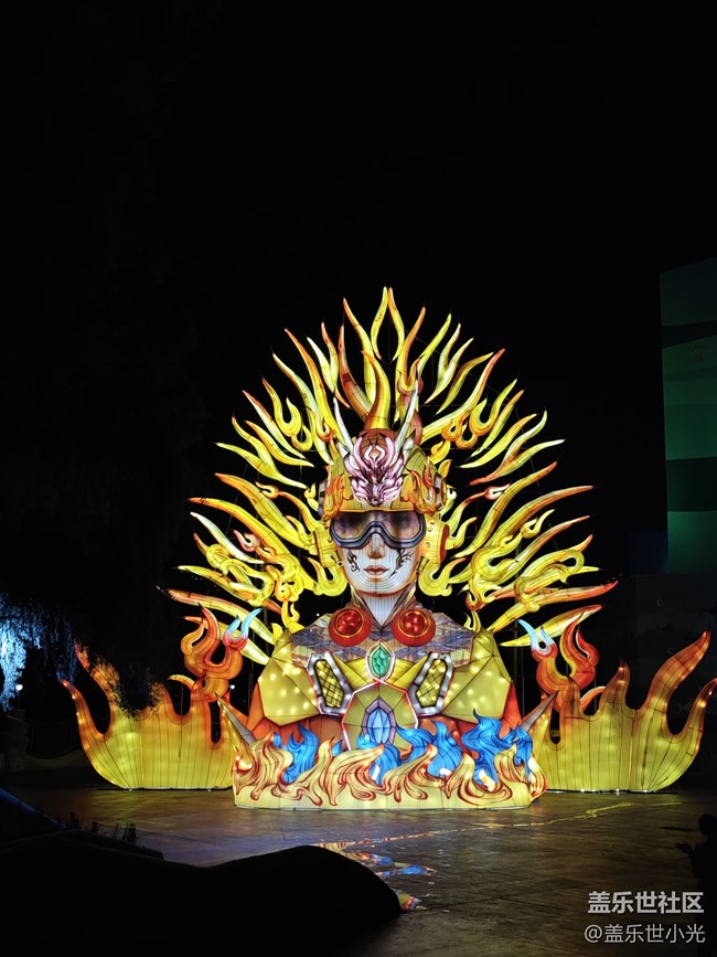 手持三星手機(jī)，玩轉(zhuǎn)方特賽博夜