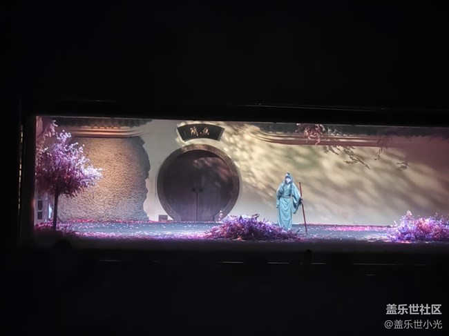 手持三星手機(jī)，玩轉(zhuǎn)方特賽博夜