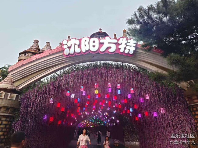 手持三星手機(jī)，玩轉(zhuǎn)方特賽博夜