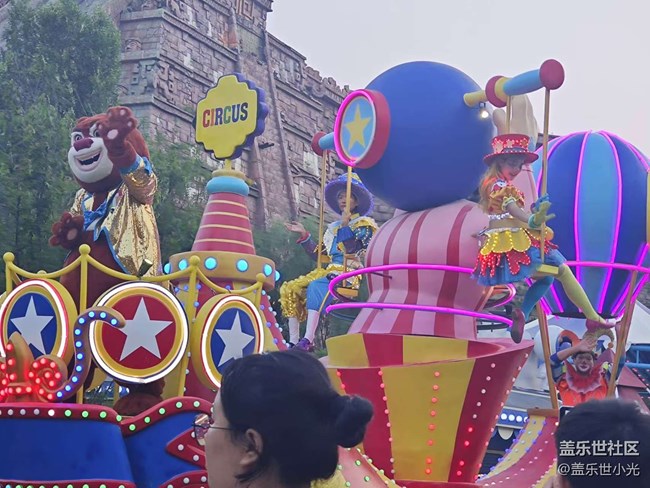 手持三星手機(jī)，玩轉(zhuǎn)方特賽博夜