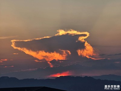 日落西南第幾峰，斷霞千里抹殘紅。