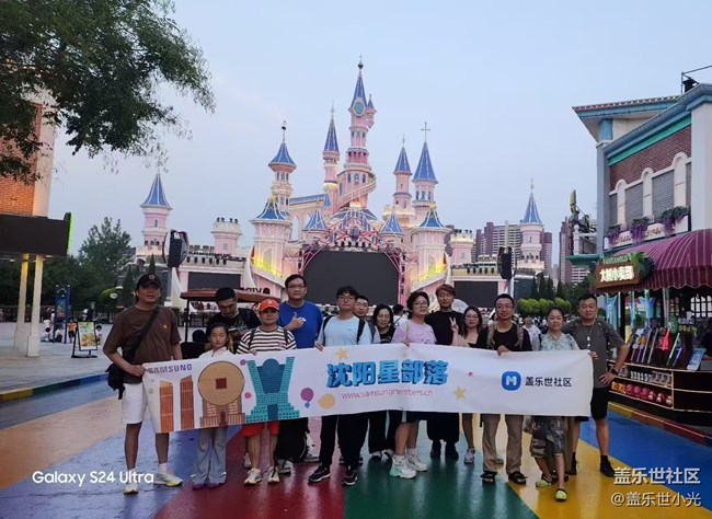 手持三星手機(jī)，玩轉(zhuǎn)方特賽博夜