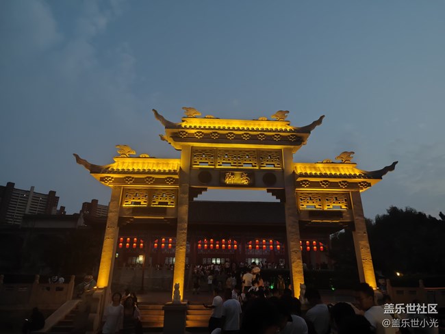 手持三星手機(jī)，玩轉(zhuǎn)方特賽博夜