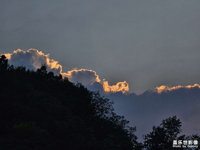 朝霞不出門晚霞行千里