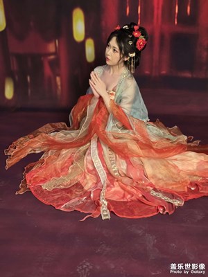 拍拍美女慶佳節(jié)，發(fā)發(fā)帖子迎中秋