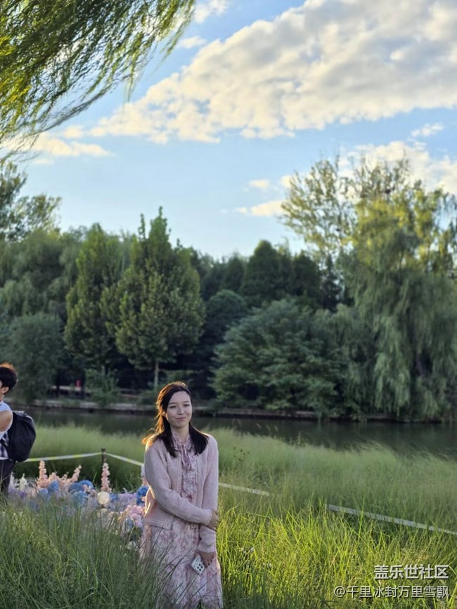 【影像映團(tuán)圓】湖畔美女吹晚風(fēng)