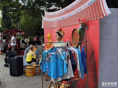 【金九銀十迎雙節(jié)】古城人潮涌動(dòng)