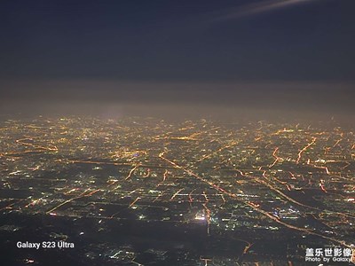 在飛機(jī)上看見(jiàn)北京城夜景的燈光