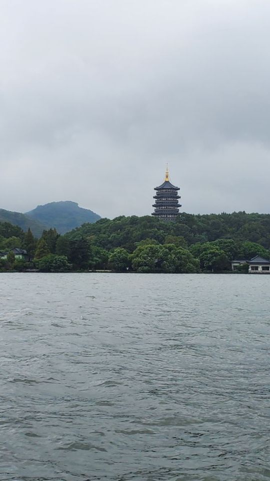 上周末去了杭州，帶大家看一下雨后的西湖