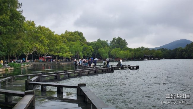 上周末去了杭州，帶大家看一下雨后的西湖