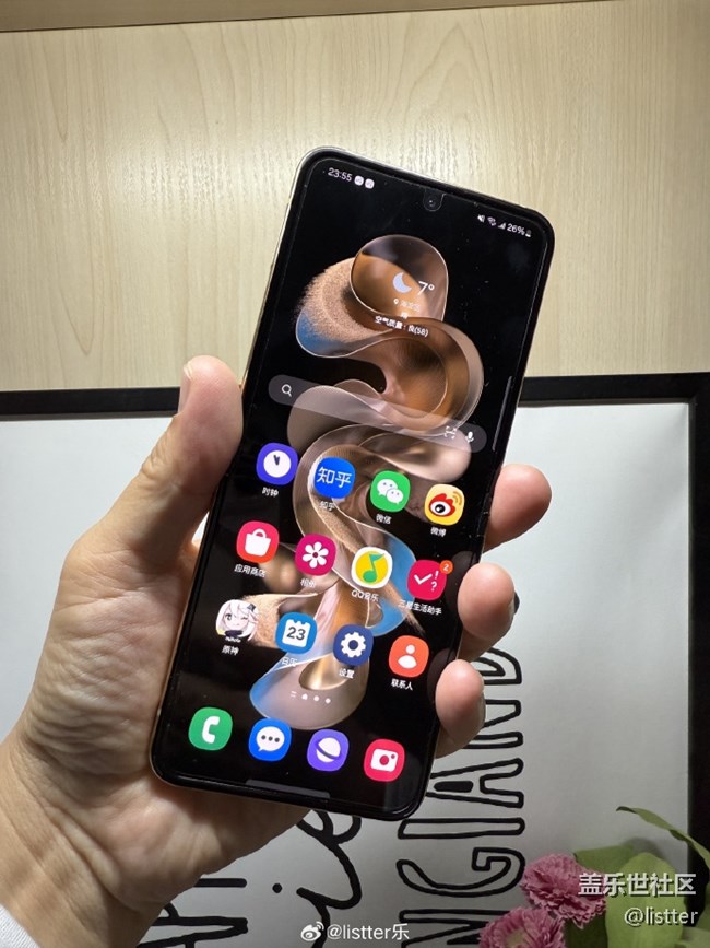 我最近在用的是這款三星Galaxy W24 Flip