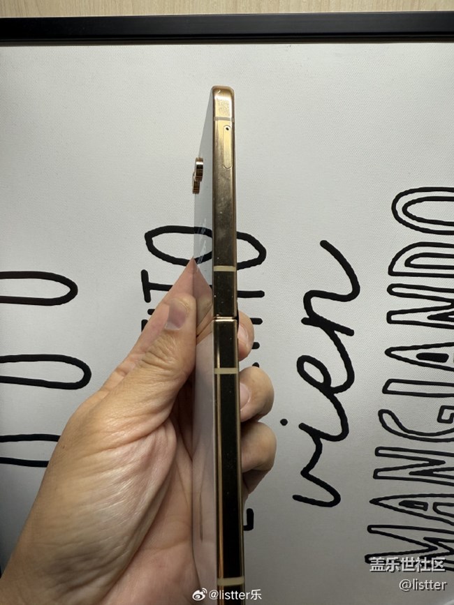 我最近在用的是這款三星Galaxy W24 Flip