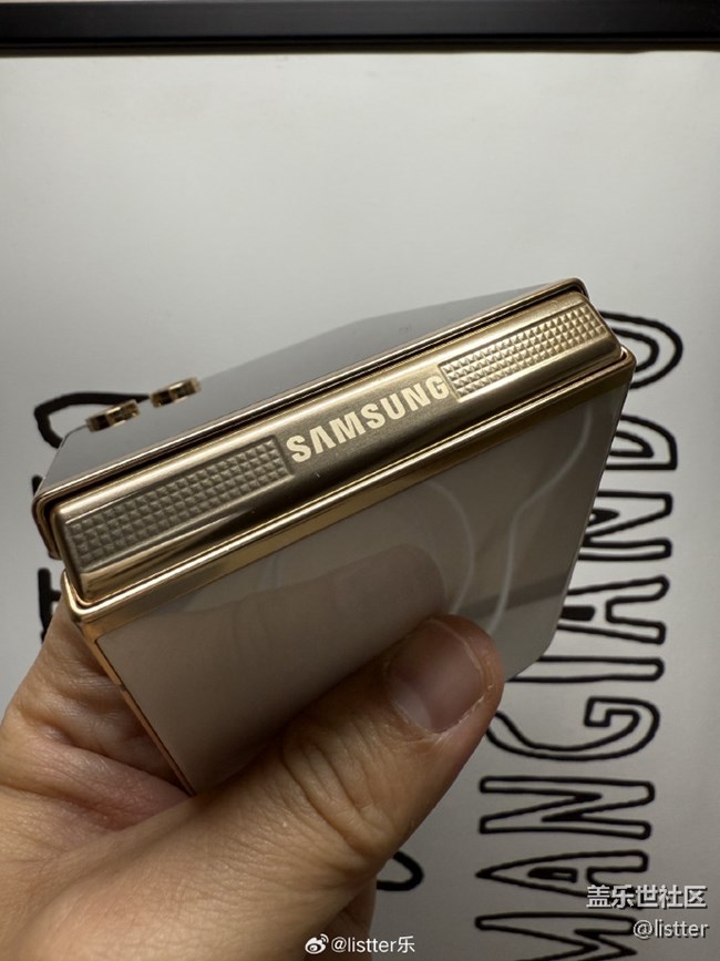 我最近在用的是這款三星Galaxy W24 Flip