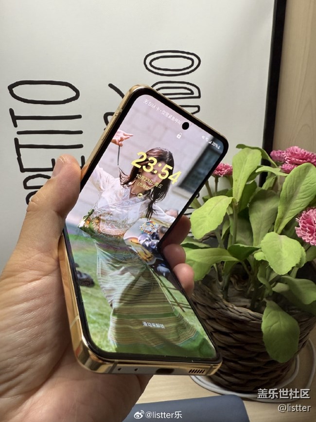 我最近在用的是這款三星Galaxy W24 Flip