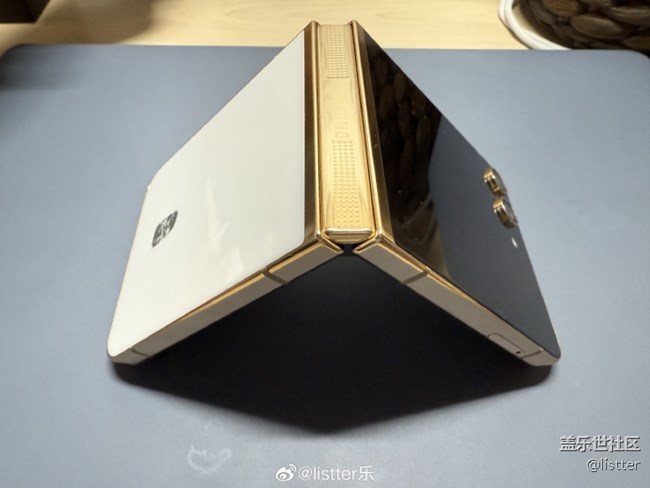 我最近在用的是這款三星Galaxy W24 Flip