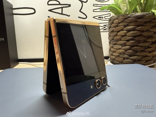 我最近在用的是這款三星Galaxy W24 Flip