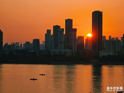 當(dāng)陽光灑落??