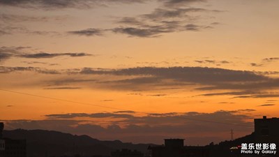 落日熔金,暮云合璧, 人在何處。