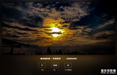 夕陽西下的天空襯托出建筑物的輪廓