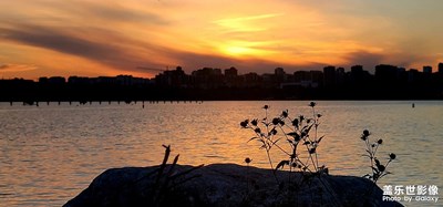 落日黃昏曉，清風(fēng)襯晚霞。