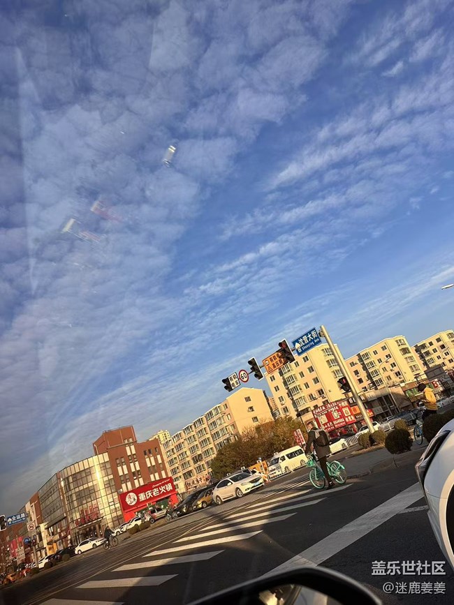 【初冬來】上班路上，路人行色匆匆