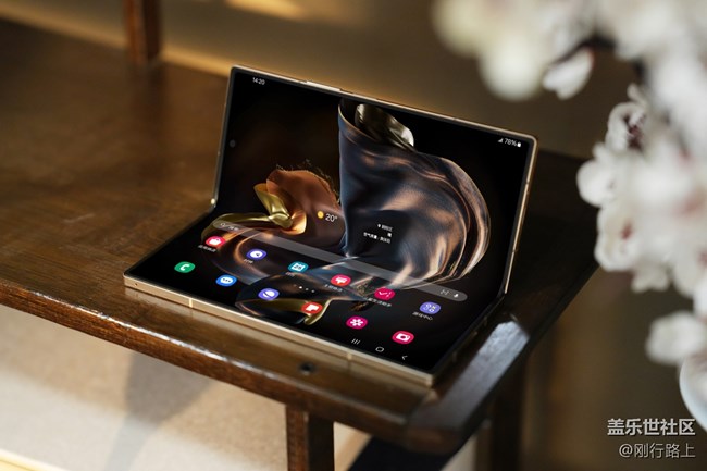 W25 Flip作為翻蓋式手機的回歸