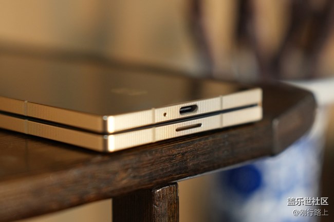 W25 Flip作為翻蓋式手機的回歸