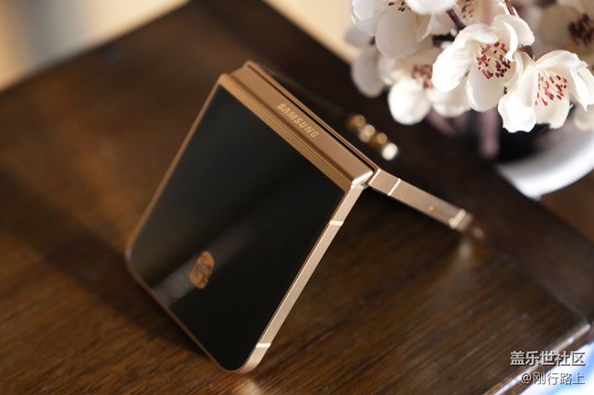 W25 Flip作為翻蓋式手機的回歸