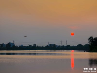 湖邊落日