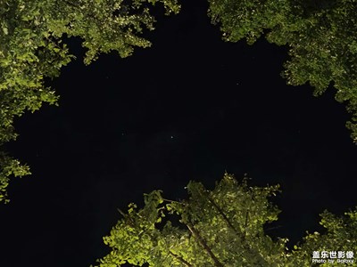 【斑斕蕭瑟】+?夜空明亮的星星