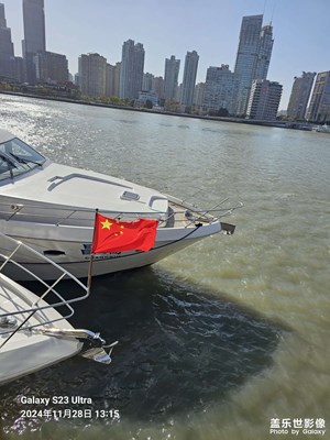 波光粼粼映晴空