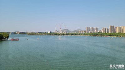 皎皎兮似輕云之蔽月，飄飄兮若回風之流雪