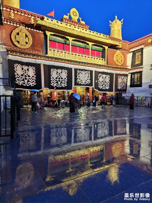 拉薩八廓街的雨夜