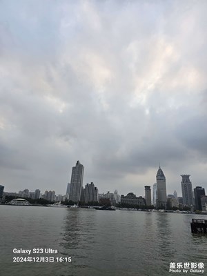 水波蕩漾映蒼穹