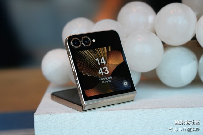 傳承經(jīng)典 智啟未來 三星W25 Flip圖賞