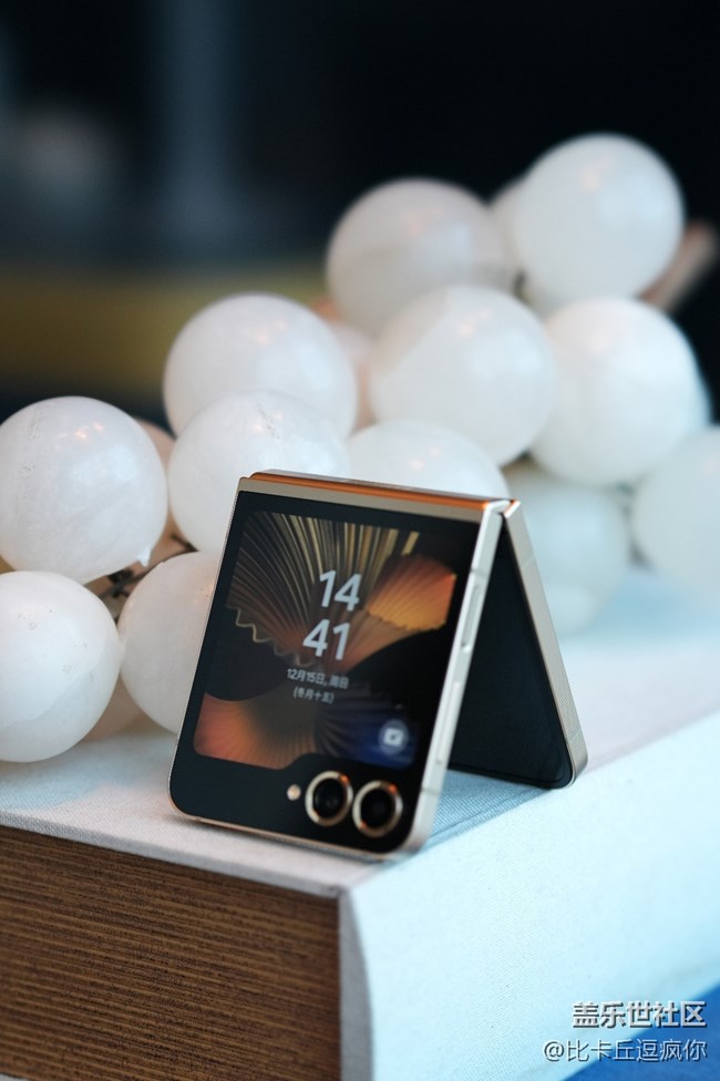 傳承經(jīng)典 智啟未來 三星W25 Flip圖賞