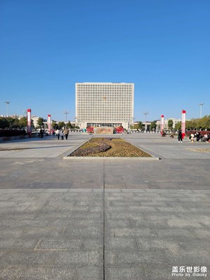 年少多壯志，青春應(yīng)許國。