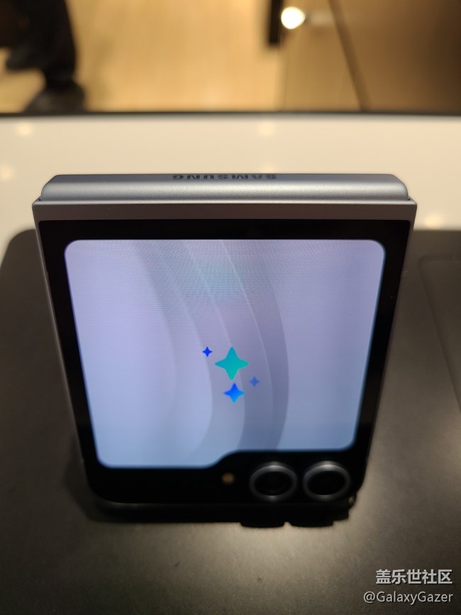 【一起來(lái)尋星】三星折疊機(jī)