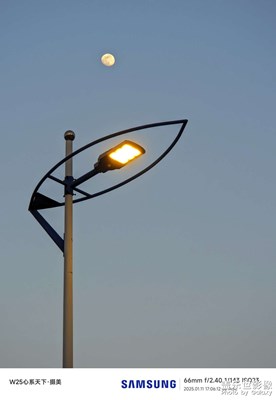 半個(gè)月亮爬上來(lái)