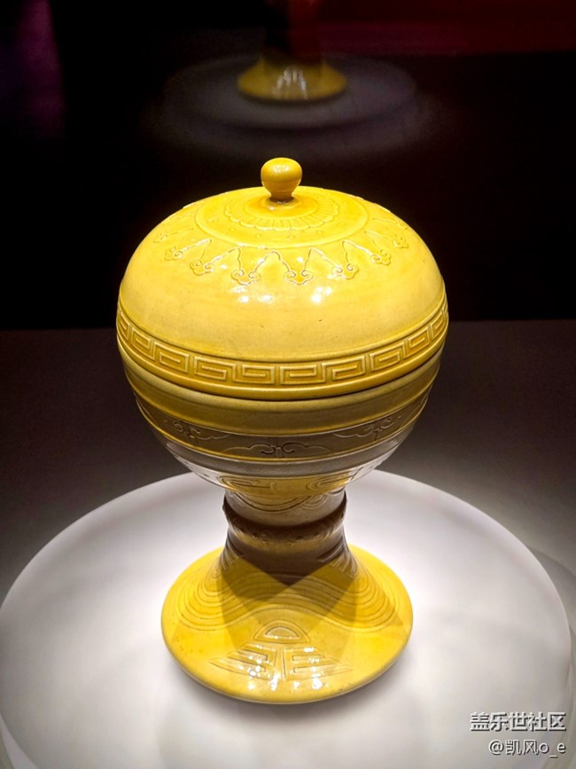 用 Galaxy Z Fold6 拍了拍瓷器上的色彩