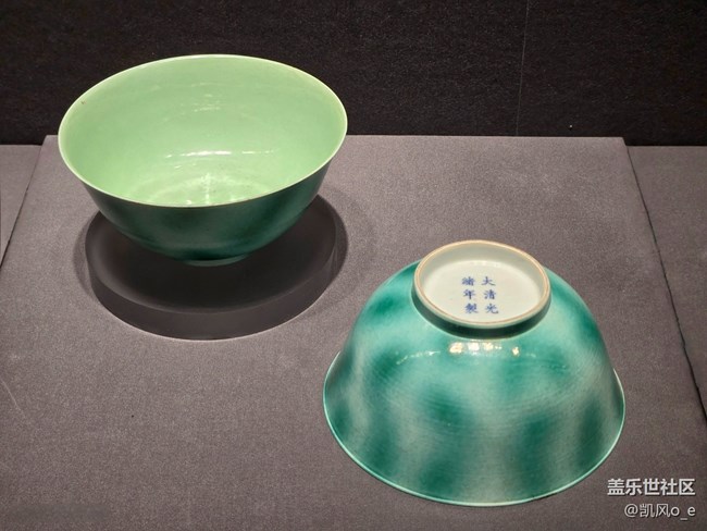 用 Galaxy Z Fold6 拍了拍瓷器上的色彩