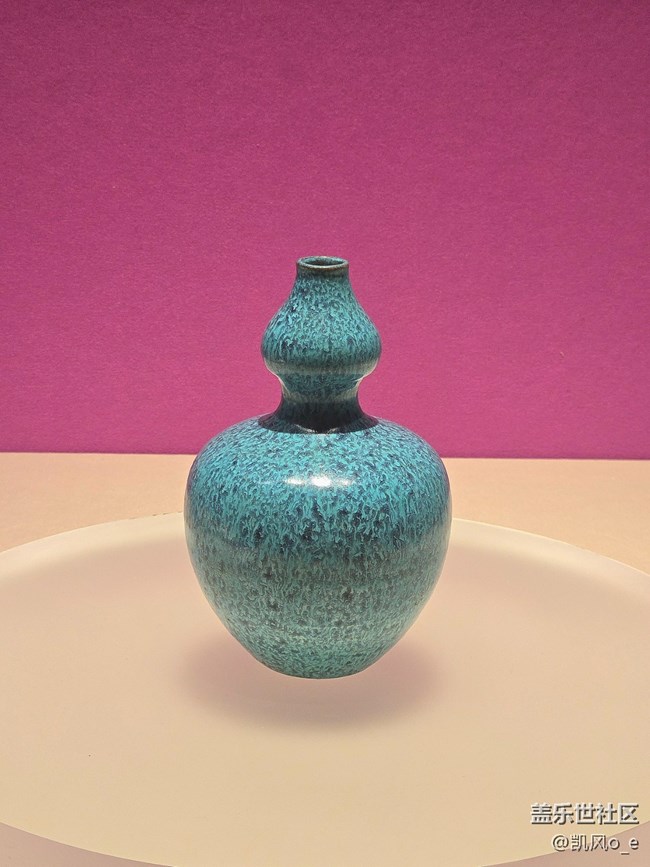 用 Galaxy Z Fold6 拍了拍瓷器上的色彩