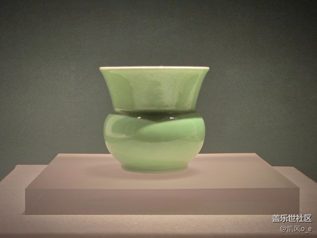 用 Galaxy Z Fold6 拍了拍瓷器上的色彩