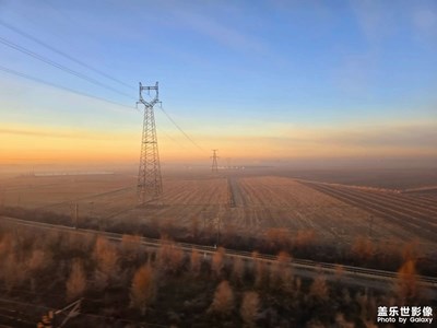 在回家的高鐵上看朝霞和日出