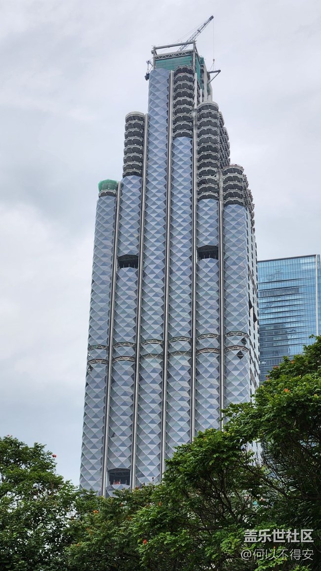 S22屏幕已經(jīng)廢了，出現(xiàn)一條綠線后，現(xiàn)在中間位置又發(fā)現(xiàn)一條泛白的橫條，壽命活不到三年哦