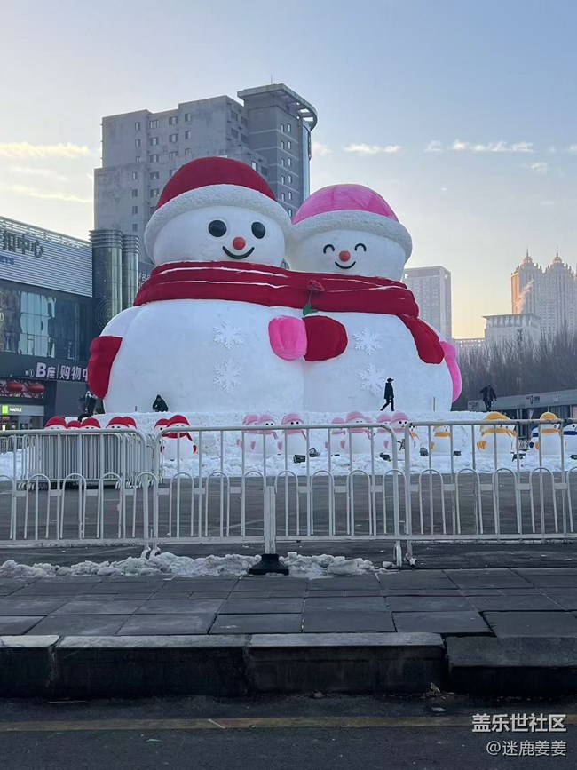 【身邊的節(jié)日氣息】奧萊門(mén)前堆起來(lái)的大雪人，迎接新年啦