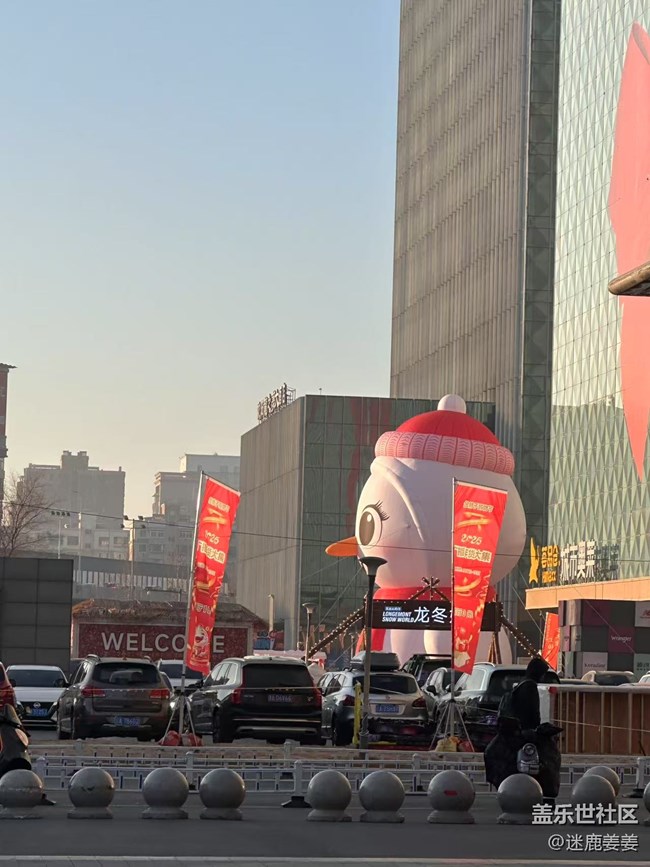 【身邊的節(jié)日氣息】奧萊門(mén)前堆起來(lái)的大雪人，迎接新年啦